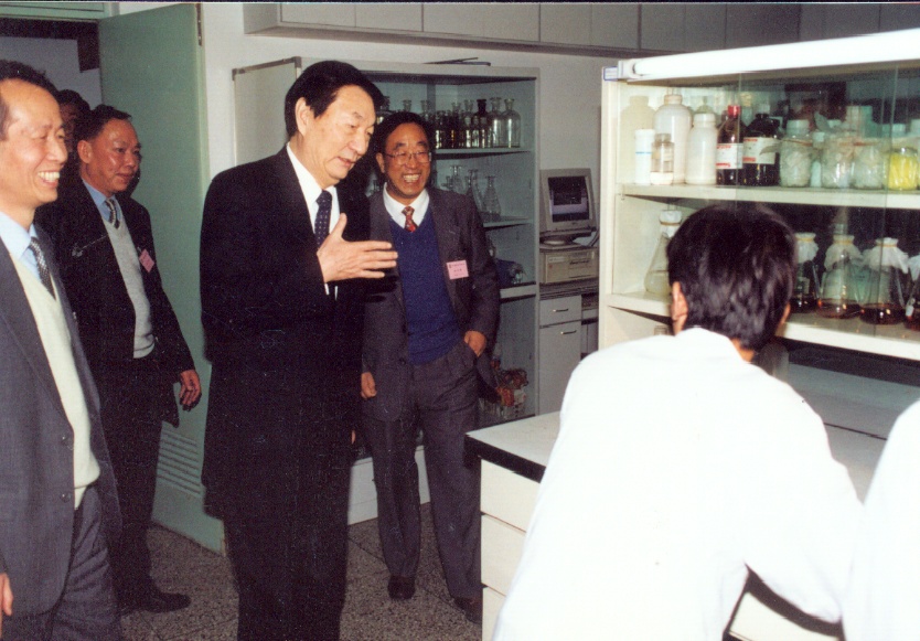 6-2001年1月11日中共中央政治局常委，国务院总理朱镕基视察转基因抗虫棉研究情况.jpg